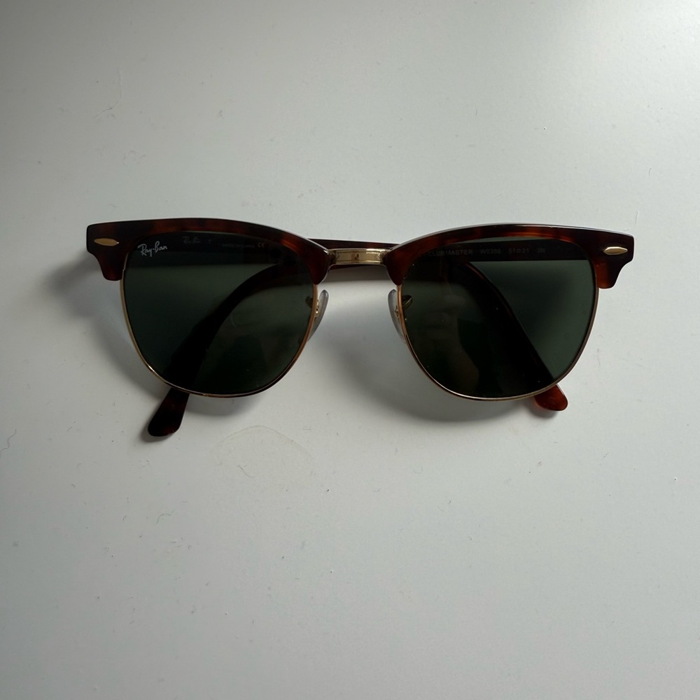 Ray-Ban Clubmaster Sunglasses - Tortoiseshell Frame with Dark Green Lenses